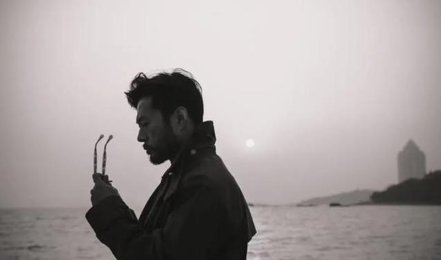 他52岁未婚,有北京户口却为母亲定居青岛,出道20年零绯闻