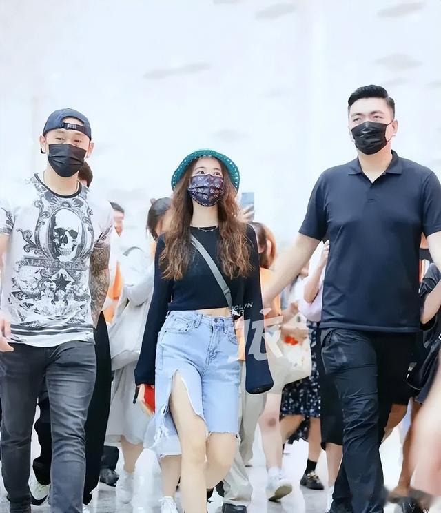 44岁蔡依林机场亮相，大秀傲人深V长腿，小身段依旧魔鬼身材