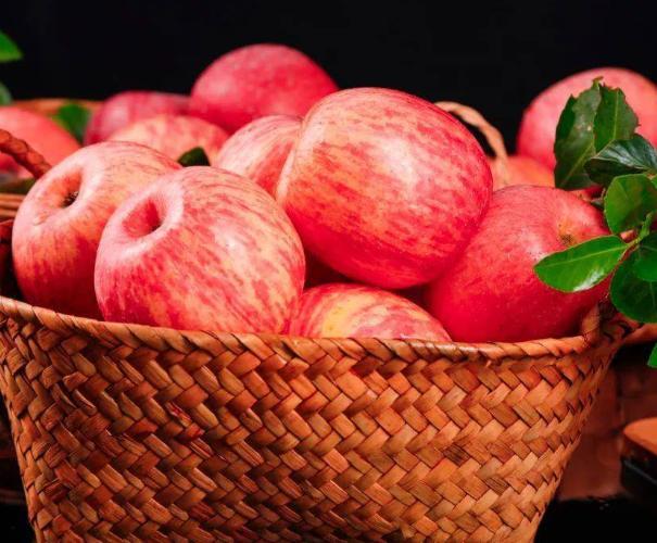 晚上吃苹果易伤胃?医生提醒:到了晚上,这4物尽量不要吃