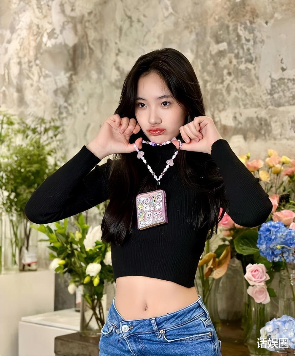 小S二女儿许韶恩站姿惹争议!永远是后臀屁股翘起来!感觉好怪异