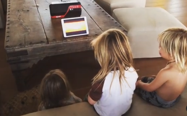 好莱坞模范夫妻:雷神爱上大7岁美女,搂着矮30公分娇妻甜蜜11年