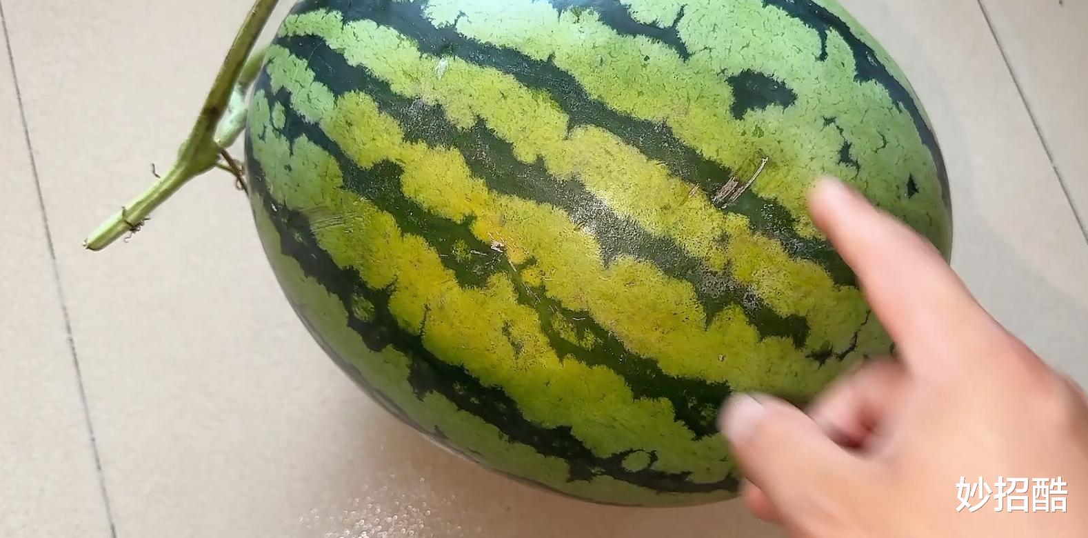 吃不完的西瓜不要放冰箱,老瓜农教我一个土方法,放一周也新鲜