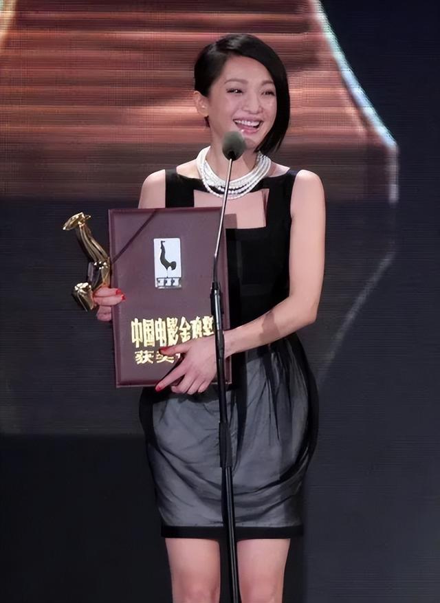 上海这一晚，被“又矮又土”的周迅惊艳，不穿暴露礼服却艳压群芳