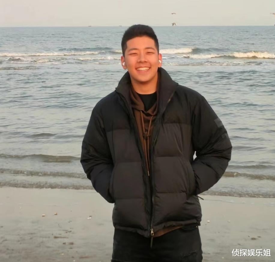 郭涛端午携儿子送祝福,17岁石头长成单眼皮帅哥,满身腱子肉抢镜