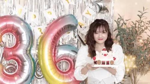 她20岁获封影后，嫁大6岁才子丈夫生两女，一家四口乐融融