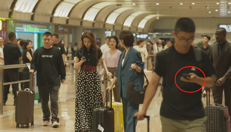 《玫瑰的故事》那么明显的穿帮镜头,竟没有剪掉,看着真是一脸懵