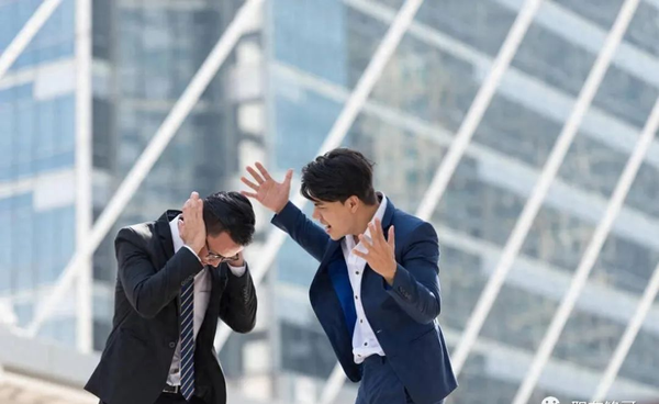 饭局上，你帮领导挡酒，对面说∶“我敬的是领导，你是领导吗？你有什么资格跟我喝？”低情商的只会尴尬一笑