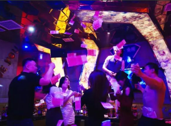 尺度已达到B级片了?看了释小龙这片,我想说:扫黑片就该这样拍