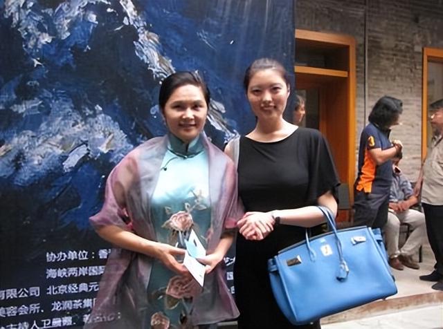 她是80年代央视美女主持，嫁给军委副主席之子，离婚后以卖画为生