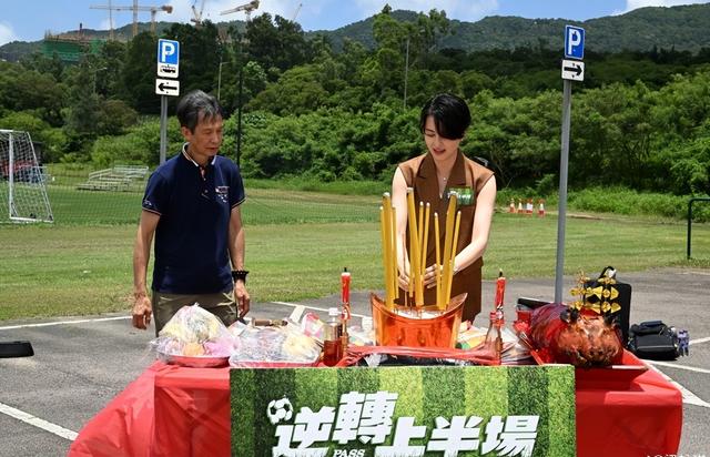 梁咏琪新片仅仅一个月杀青,在高温酷暑下完成,辛苦到双脚抽筋