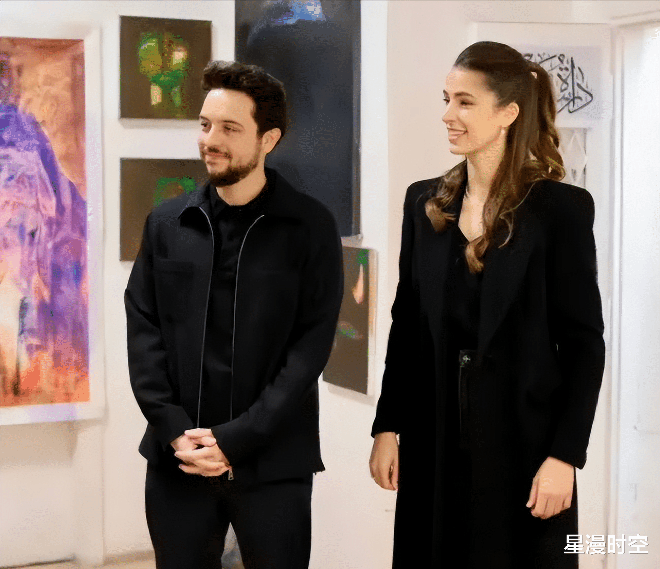 约旦小公主正脸照来了,遗传妈妈美貌!和王储爸爸穿亲子装好温馨