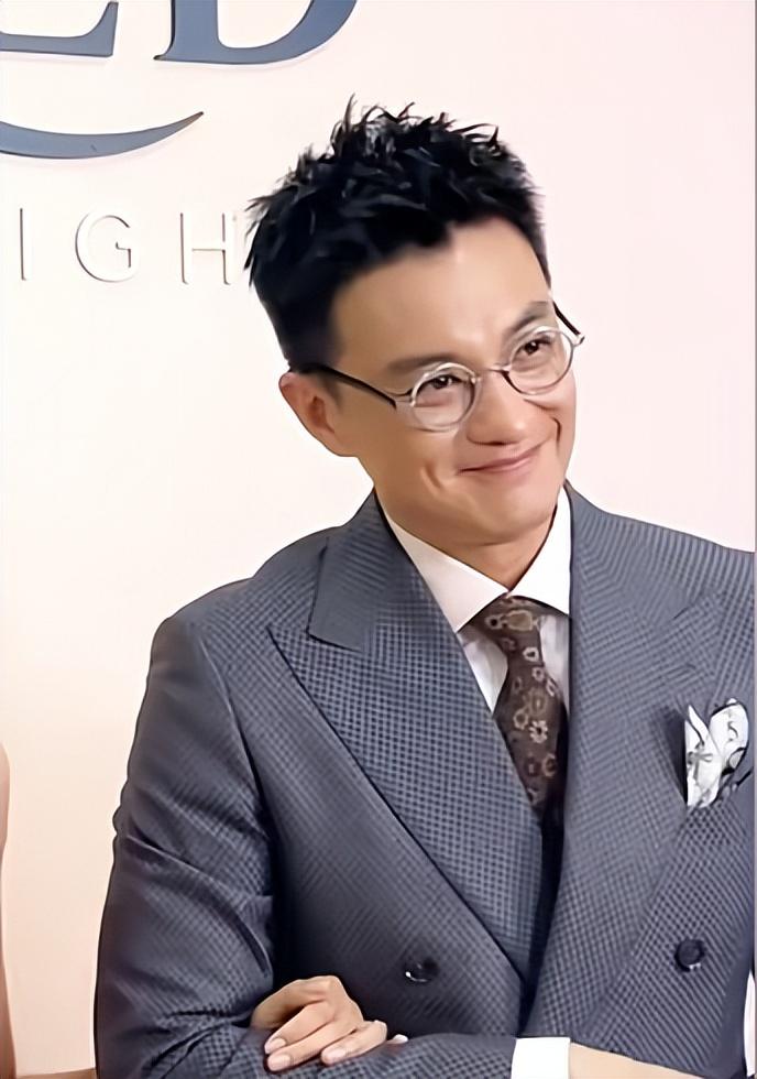 周一围夫妇携手亮相，朱丹低领装遭周一围黑脸，胸口扁平引关注