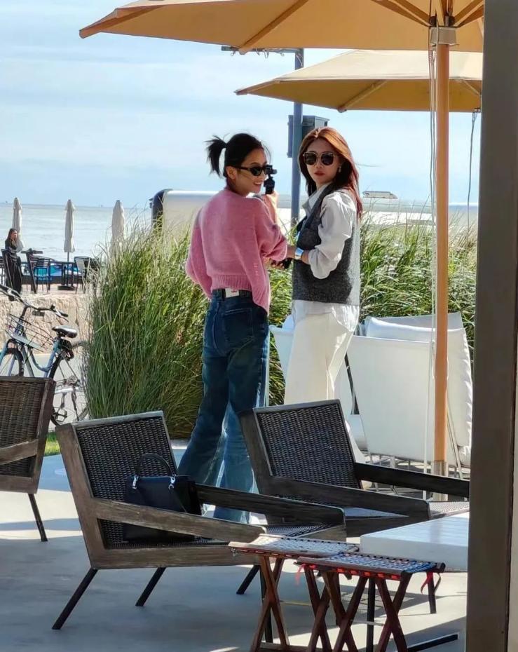 41岁佟丽娅离婚后大放异彩，海南旅游照曝光，网友直呼太美了！