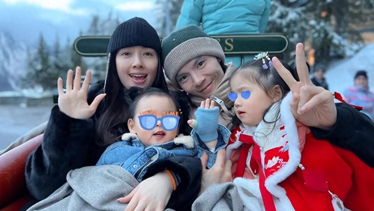 郭碧婷一对儿女正脸照曝光，女儿像向佐，儿子虎头虎脑颜值随妈妈