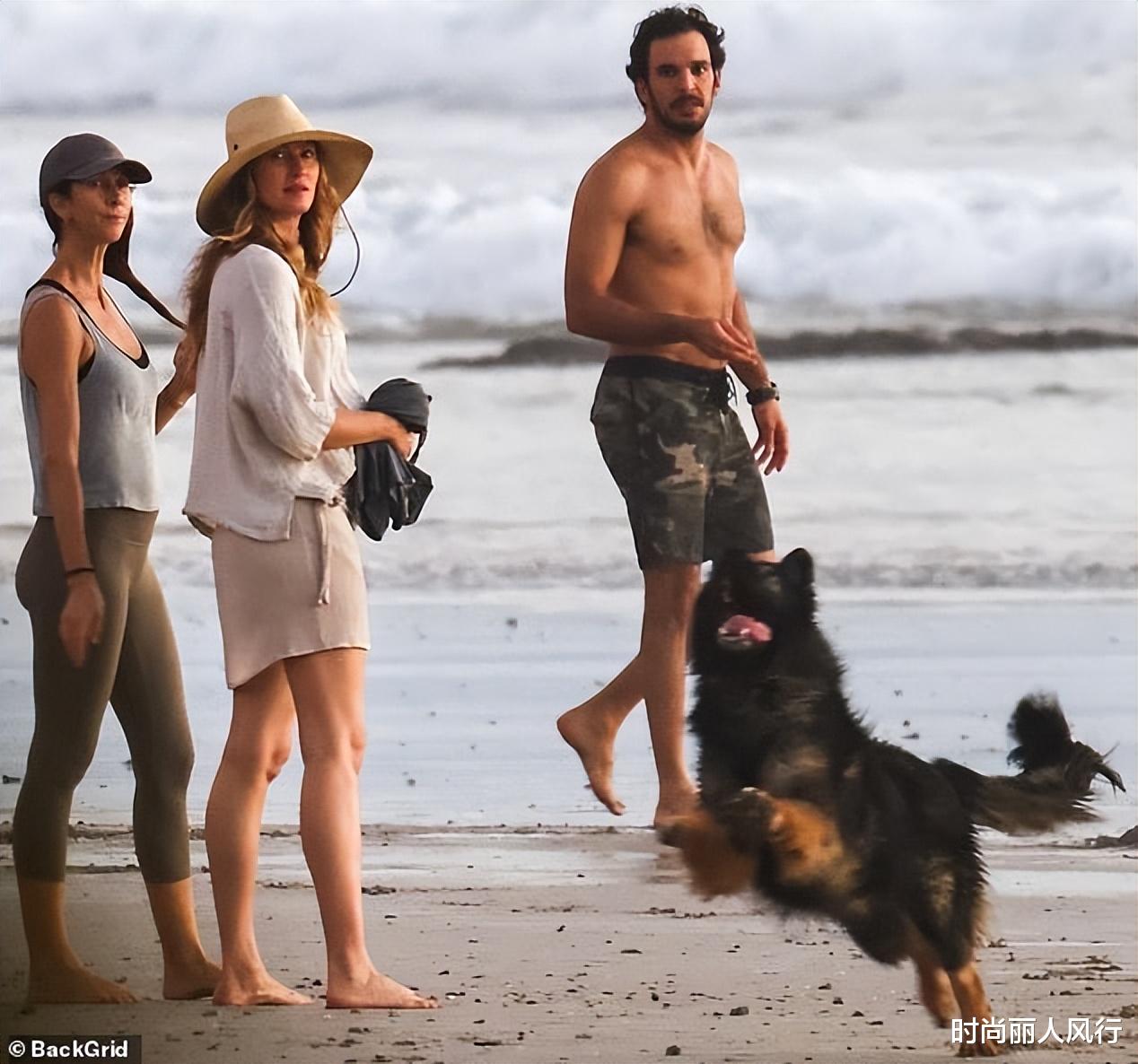 44岁吉娘娘挺三胎孕肚海边度假!光着肚皮秀身材,35岁小男友陪着