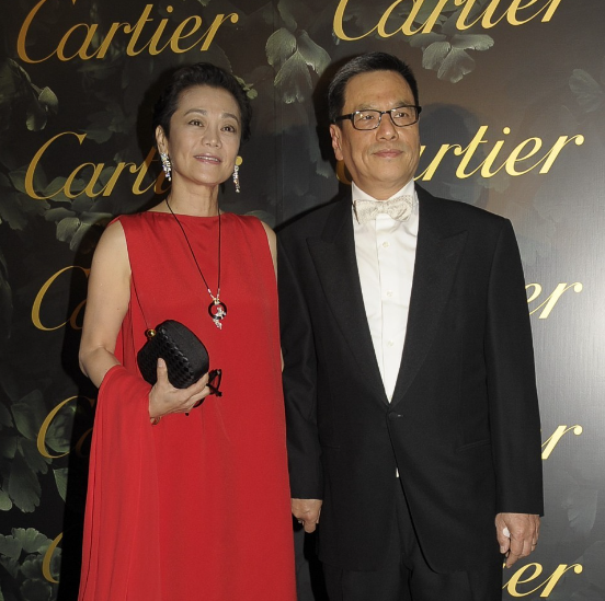 张艾嘉一家内地过节，儿子走出绑架阴霾撒狗粮，富商老公头发白了