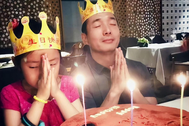 机修工平民影帝李易祥,和女星曾黎分手,转身娶韩国美女为妻