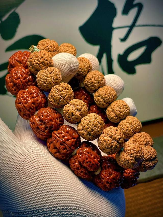 文玩有一种包浆叫作“牛筋红”，包浆的最高境界之一