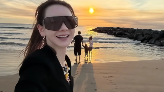 戚薇李承铉公开一家四口合照，Lucky头发乌黑像绸缎，好宠2岁弟弟