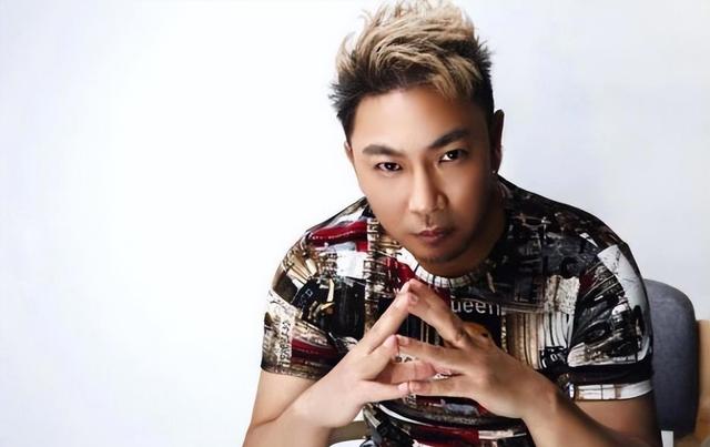 毁容|陈少华：春晚一曲成名，却被伴舞恶意伤害毁容，如今怎么样了？