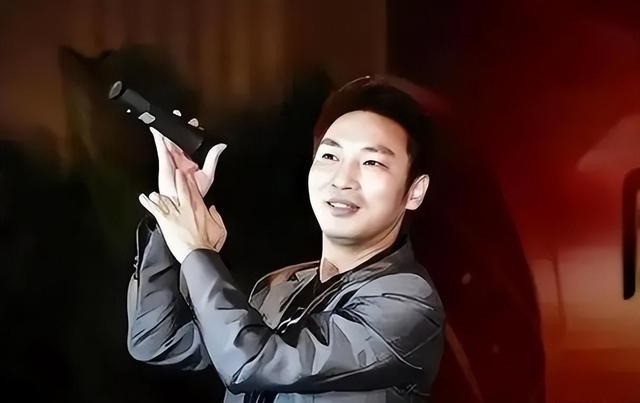 歌手陈少华:因拒绝给伴舞签名,被砍掉下巴毁容,沦落卖马桶谋生