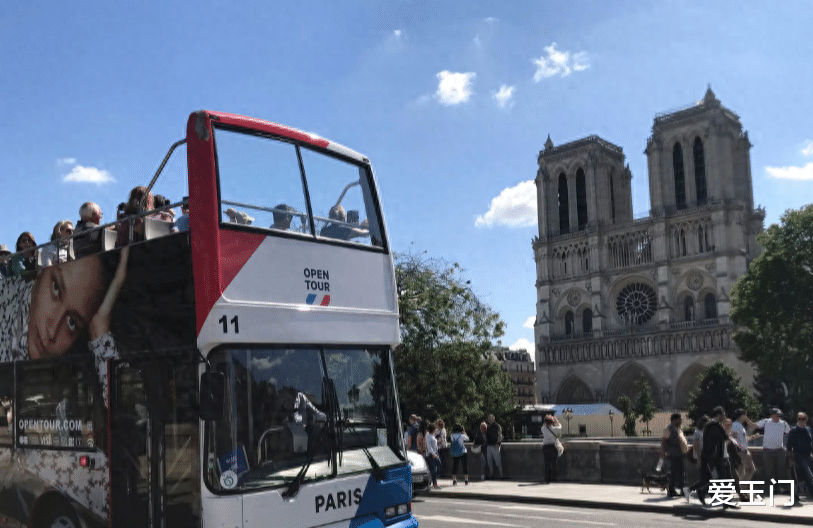 北京4位老教授到巴黎旅游,吃法餐喝茅台,席间对老板勃然大怒