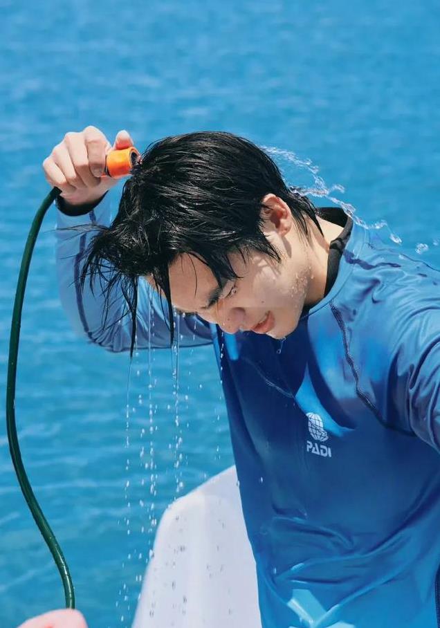 平心而论,内娱真正的绝色美男只有12位,他们酷帅雅痞,清新性感