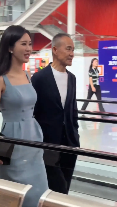 王石田朴珺亮相广州车展，73岁王石像小跟班，43岁田朴珺气质优雅