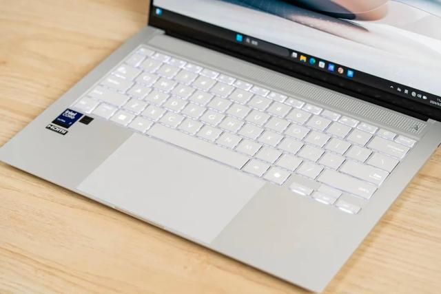 华硕灵耀14 Air开箱初体验:现代美学打造轻薄典范