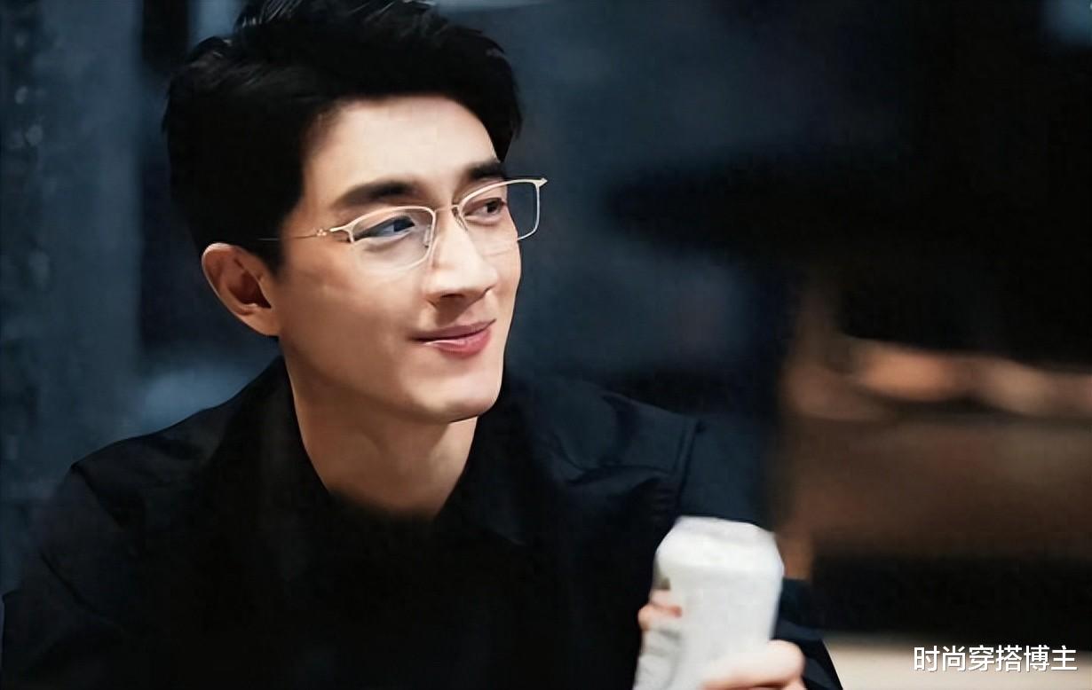 36岁林更新吃烧烤被偶遇,杀马特头抢镜,网友:网恋和奔现的区别