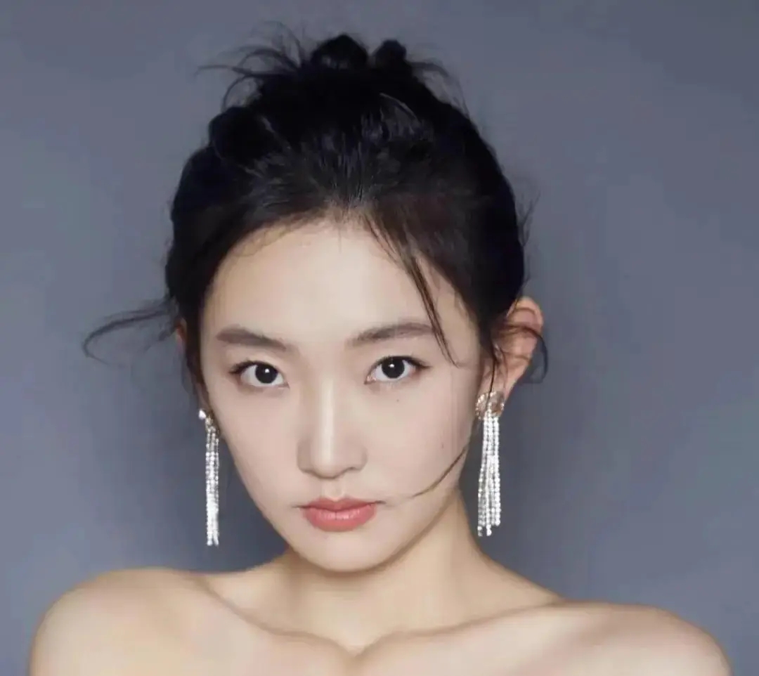 马伊琍宠着、黄渤护着，长得不漂亮却让大咖轮流作配，她啥来头？