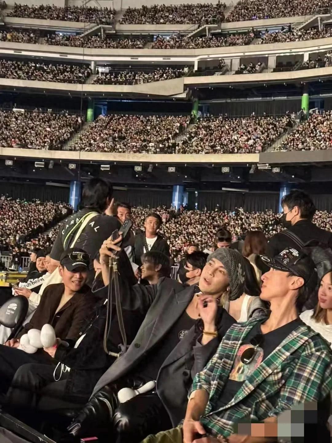 林志玲现身周杰伦演唱会,50岁似冻龄,旁边坐着日本男神山下智久