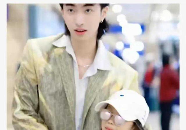 伊能静儿子走路姿势引争议,把生活当秀场背影很拽,但叫秦昊哥哥