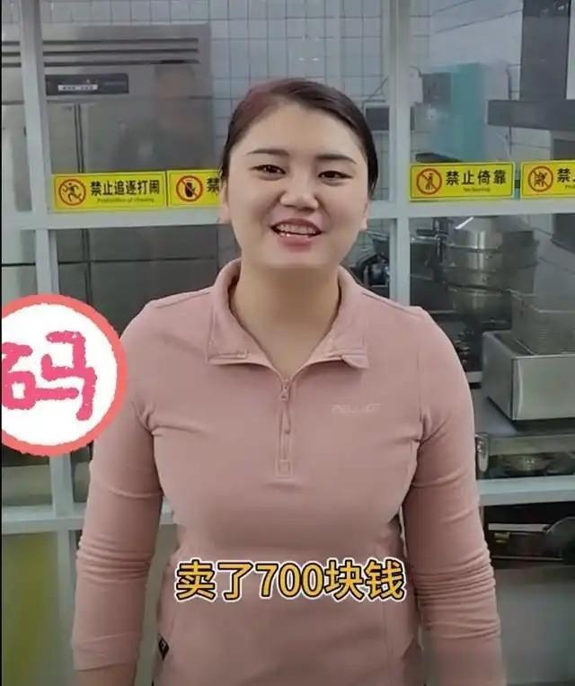 肥娟中专时照片曝光,小太妹气质,与老公刚进城便打卡“小蛮腰”
