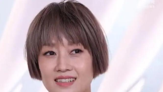 马伊琍终于换发型，“一刀切”配抹胸裙，奔五年纪轻松嫩回25岁