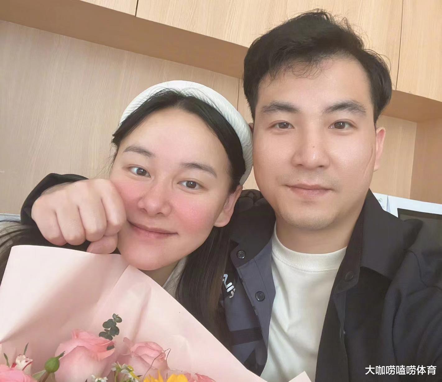 中国33岁世界冠军当爸，晒产房平安照，妻子插氧气，夫妻紧紧相拥