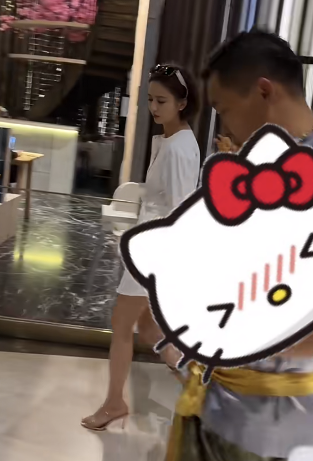 陈思诚佟丽娅一家三口泰国游玩,生图又美又瘦,8岁朵朵暴风抽高