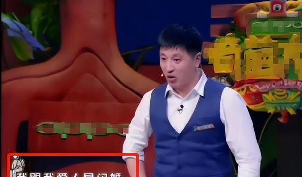 张雪峰和妻子首次公开同框！妻子的小动作暴露心情