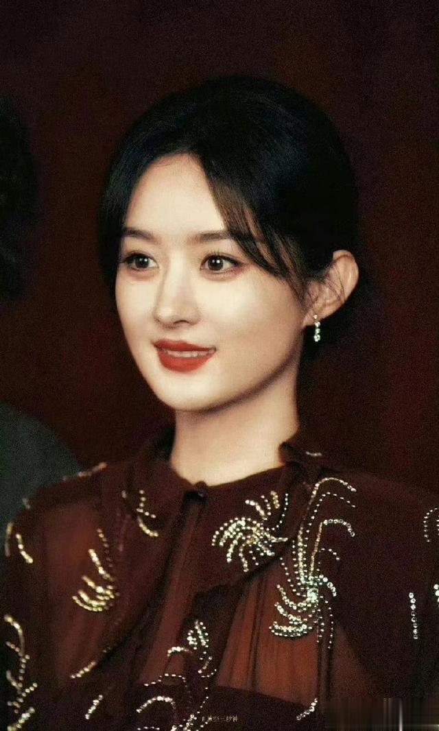 赵丽颖近照曝光,短发造型干练帅气,身材纤瘦高挑真的好美