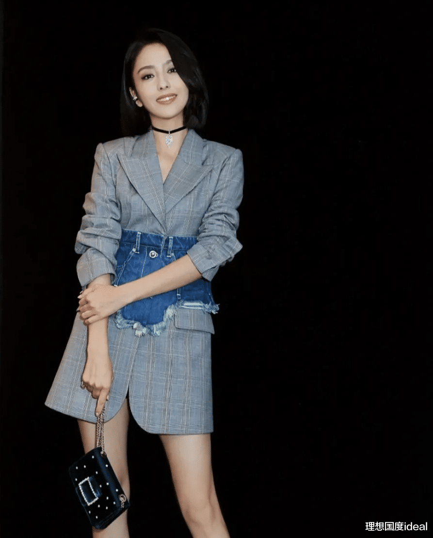 41岁佟丽娅离婚后太敢穿!穿灰西装把三角牛仔裤当腰带系,这是什么新时尚?