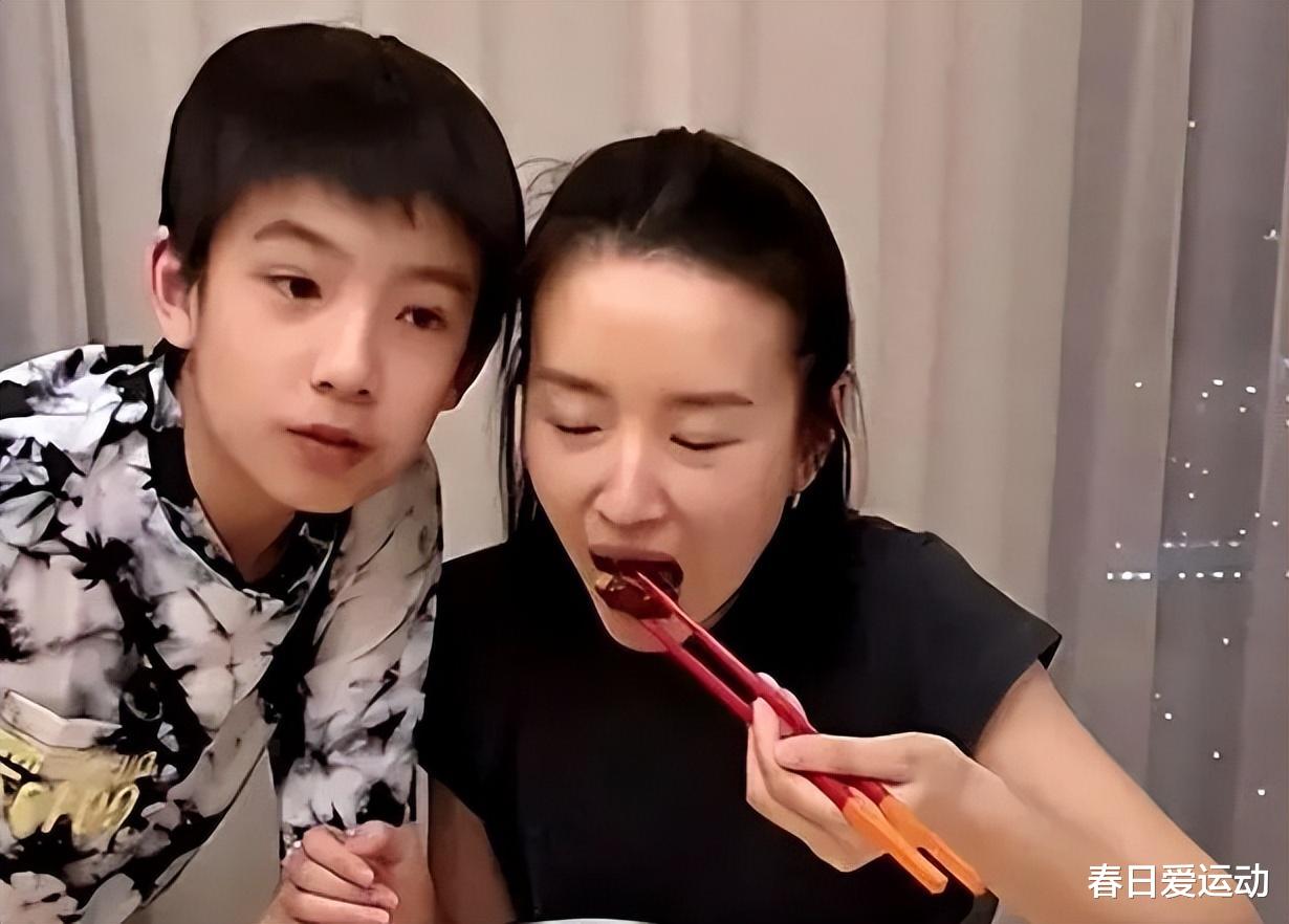 董洁14岁儿子神似梁朝伟,大鼻子如出一辙,网友疑惑重重!