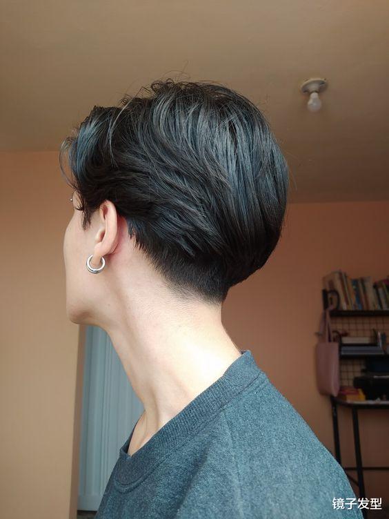 潮流发型大揭秘:从推边到锁骨,哪款最能撩动你的心弦