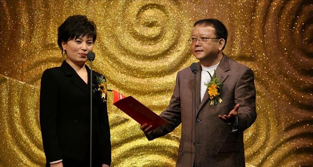 时隔一年终于回应，王刚被批卖四合院移民美国，谁知他是根正苗红