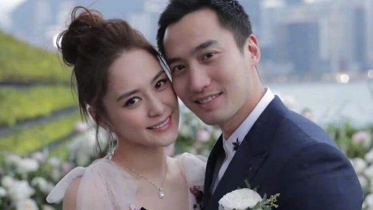 阿娇前夫赖弘国分享二胎生女喜讯，妻子怀抱女儿躺病床笑容满面