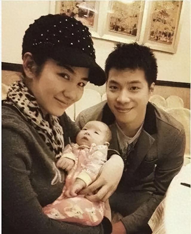 黄奕现身英国陪女儿，一见面黄芊玲鼻子就酸了！妈妈又搂又亲安慰