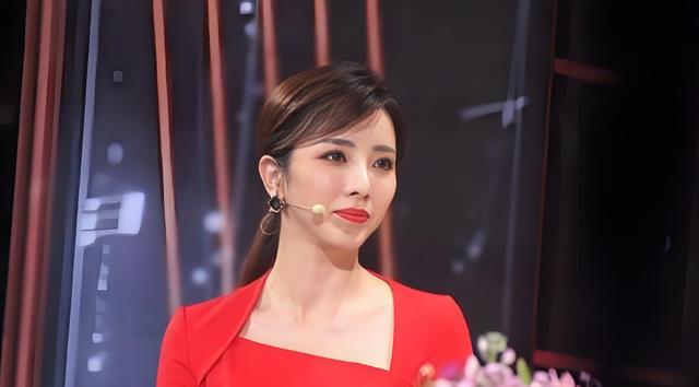 连续九年登上春晚！离开央视仅1年，李思思现状和当初判若两人