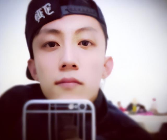 他16岁辍学打工,半路出道爆红,因在内娱“服兵役”,被央视点名