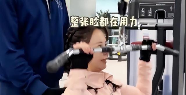 她19岁爱上“老男人”,同居7年被抛弃,如今45岁脸肿僵硬似蔡明