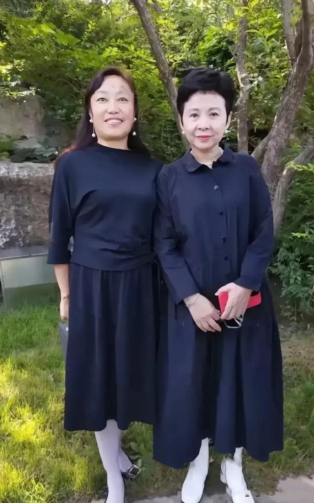 同样61岁，董文华不装嫩不医美自然自信，毛阿敏戴发带却更像奶奶