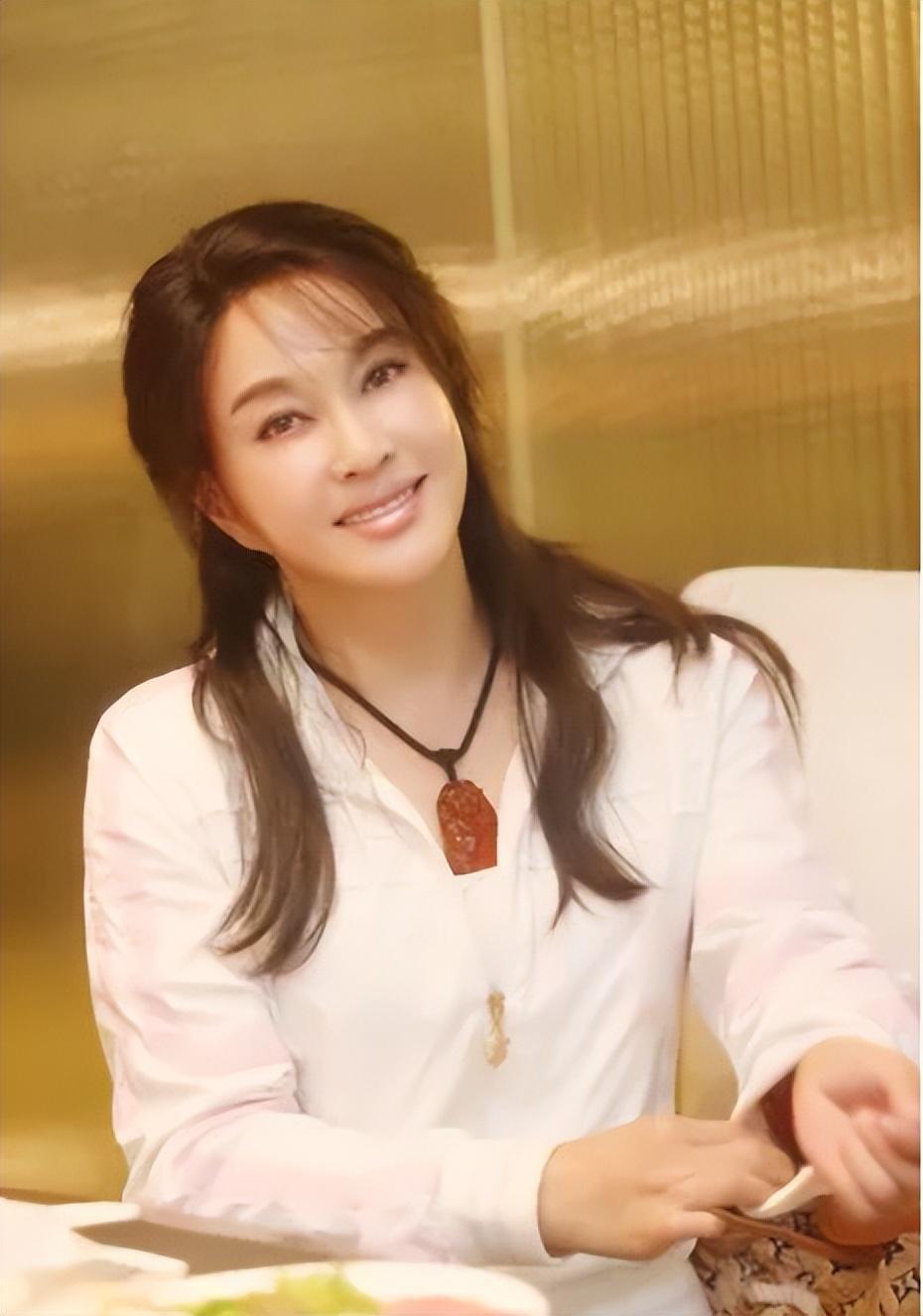 71岁的刘晓庆吓坏好多人,针打多了,真的会起反作用!自然老挺好